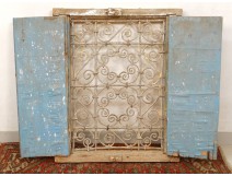 Fenêtre marocaine grille fer forgé bois peint Maroc Maghreb Atlas déco XXè