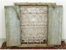 Fenêtre marocaine grille fer forgé bois peint Maroc Maghreb Atlas déco XXè