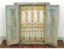 Fenêtre marocaine grille fer forgé bois peint Maroc Maghreb Atlas déco XXè