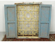 Fenêtre marocaine grille fer forgé bois peint Maroc Maghreb Atlas déco XXè