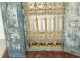 Fenêtre marocaine grille fer forgé bois peint Maroc Maghreb Atlas déco XXè