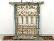 Grille fenêtre marocaine fer forgé bois peint Maroc Maghreb Atlas déco XXè