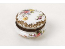 Petite boîte à pilules porcelaine Sèvres Saxe fleurs dorure XXème siècle