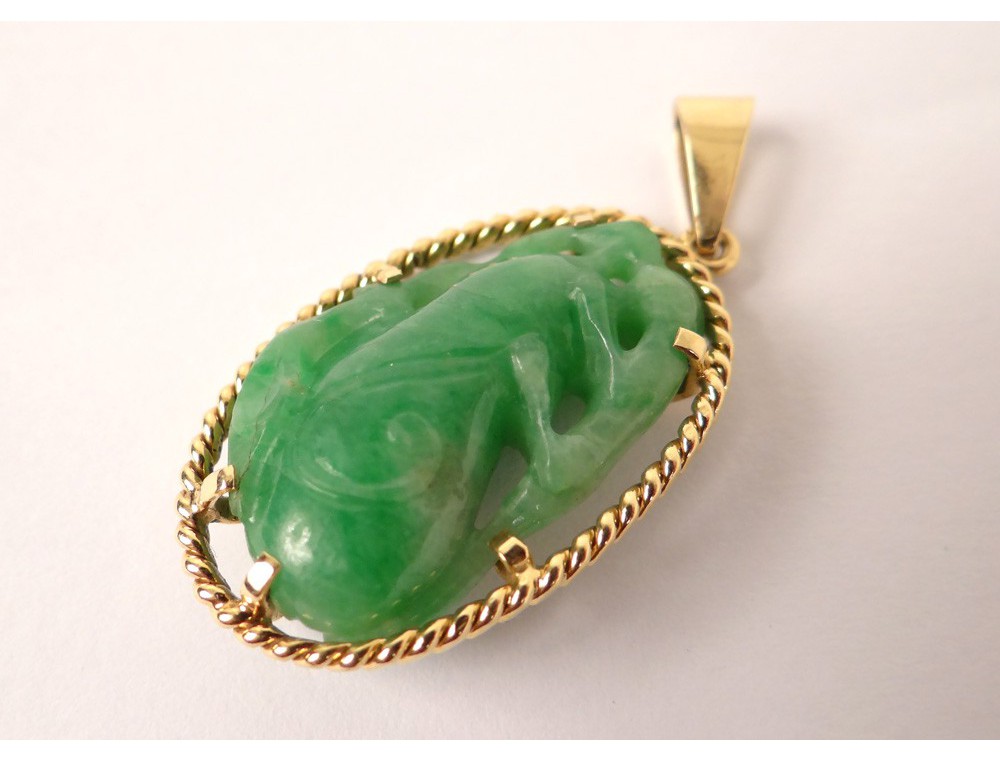 Pendentif bijou jade or massif 18 carats animal fruit gold XXème siècle