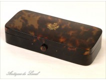 Tortoiseshell box decorated with a coat of arms 19th
