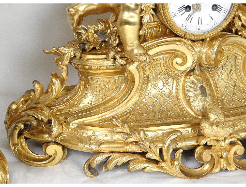 Importante Garniture De Cheminée En Bronze Doré Comprenant Une Pendule Et Deux Candelabres A Sept