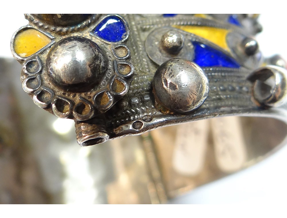 Bracelet Berbère Ancien à Charnière Métal Doré Avec Cabochons Rouges Et Verts - Occasion Authentique