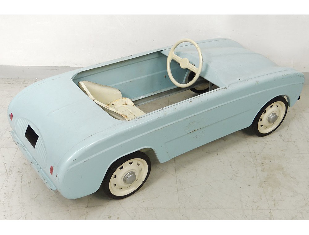 Voiture à pédales - Vikidia, l'encyclopédie des 8-13 ans