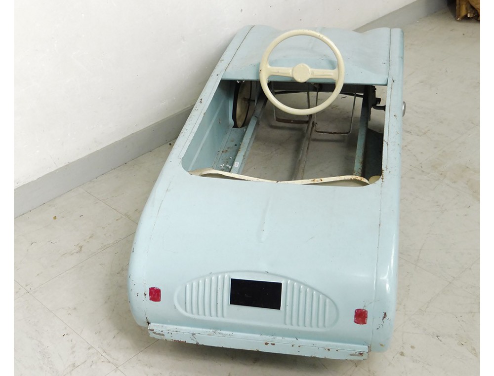 Voiture d'enfant à pédales Dauphine Renault tôle peinte XXème siècle