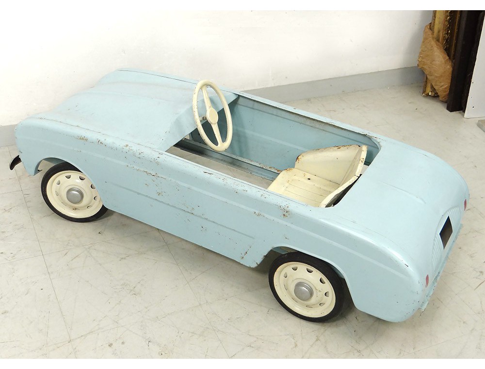 Voiture d'enfant à pédales Dauphine Renault tôle peinte XXème siècle