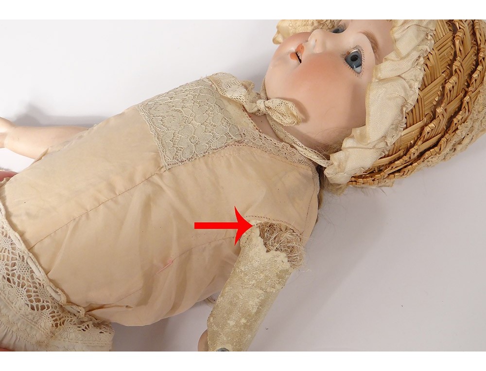 Lot de Poupée Armand Marseille 1894. Tête porcelaine, yeux fixes bleus, bouch au prix de 40 à 80 € en vente aux enchères par l'hôtel des ventes