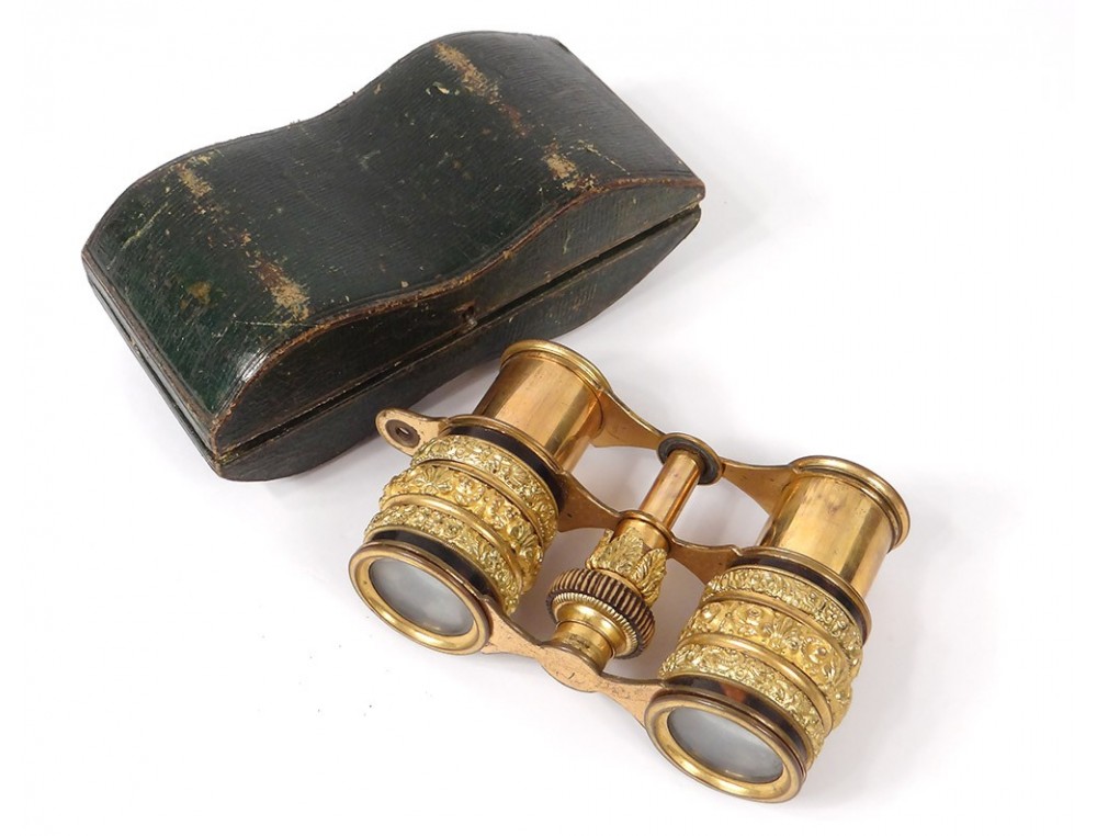 PAIRE DE JUMELLES de théatre en nacre et laiton Chevalier Paris EUR 100
