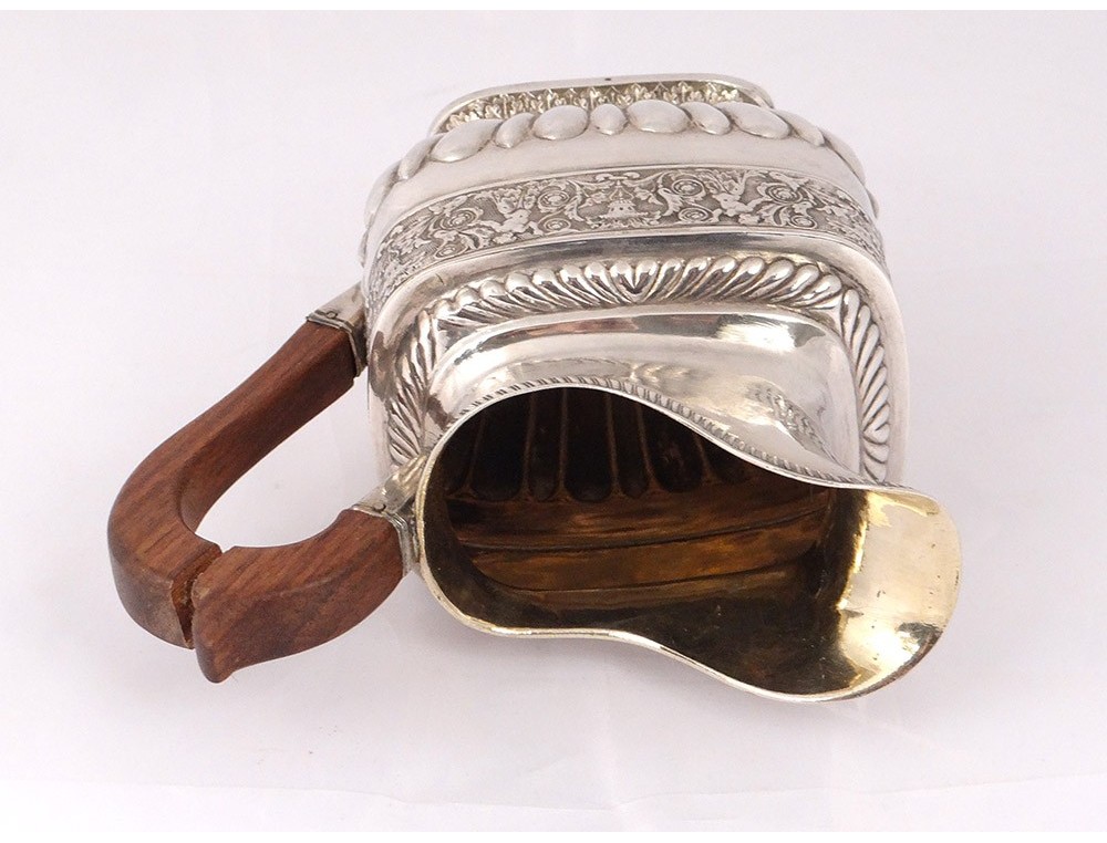 pot au lait en argent d'une petite collection d'argenterie ancienne
