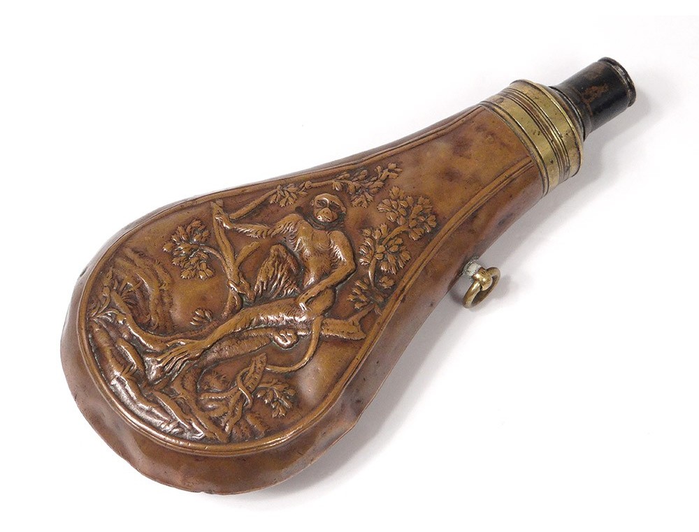Ancienne Poire à Poudre En Cuivre Et Laiton Doré - Armes Et Drapeaux